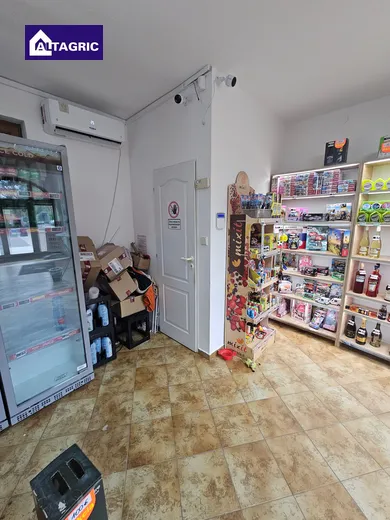 Na prenájom komerčné, 60 m², Komárno, Petőfiho ul.