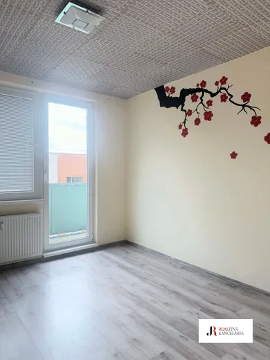 Na predaj 4-izbový byt, 82 m², Komárno