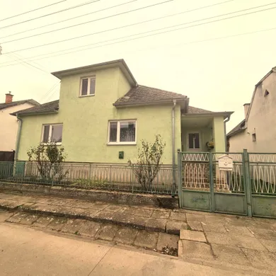 Domy na sprzedaż, 5-pokojowe, Malé Leváre · €135 000