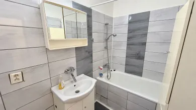 Na predaj 3-izbový byt, 82 m², Kozárovce, Hlavná