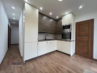 Na prenájom 2-izbový byt, 68 m², Komárno