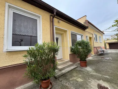 Eladó házak, 5-szobás, Piešťany · €240 000
