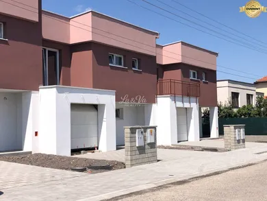 Domy na sprzedaż, 4-pokojowe, Šurany · €289 000