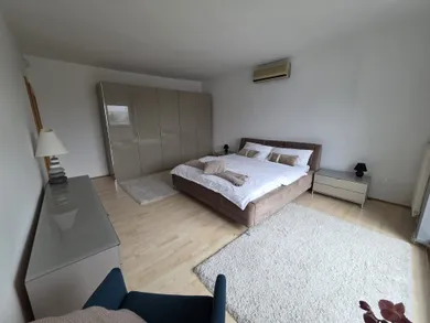 Na prenájom 5-izbový byt, 190 m², Pezinok
