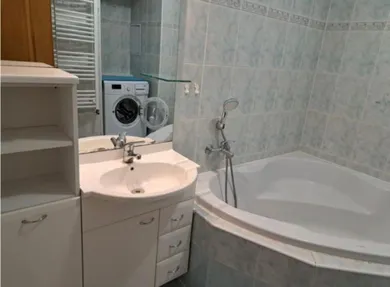 Na prenájom 3-izbový byt, 79 m², Bratislava-Nové Mesto, Rozvodná