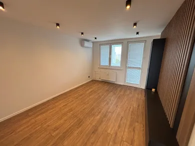 Na predaj 4-izbový byt, 74 m², Bratislava-Vrakuňa, Slatinská