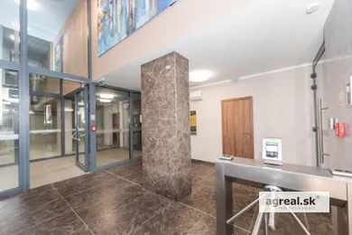 Na prenájom komerčné, 64 m², Bratislava-Staré Mesto, Námestie 1. mája
