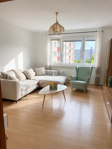 Na prenájom 3-izbový byt, 70 m², Bratislava-Petržalka, Farského