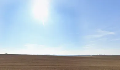 Na predaj pozemok, Báb