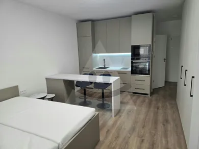 Na prenájom 1-izbový byt, 29 m², Komárno, Parná