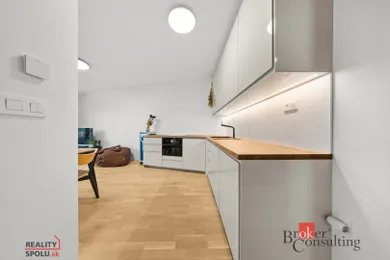 Na prenájom 2-izbový byt, 48 m², Bratislava-Nové Mesto