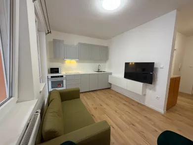 Na predaj 2-izbový byt, 45 m², Bratislava-Petržalka, Vyšehradská