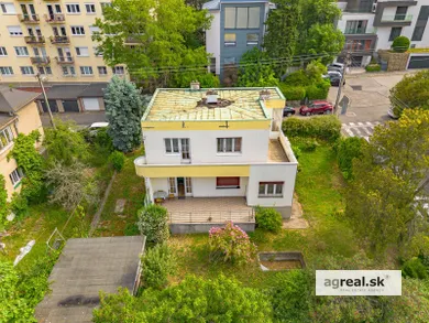 Na predaj 5-izbový dom, 227 m², Bratislava-Staré Mesto, Kubániho