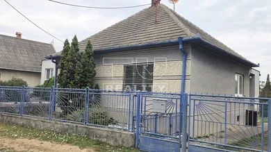Na predaj 4-izbový dom, 879 m², Hlohovec