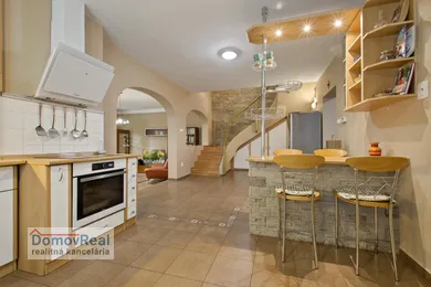 Na predaj 4-izbový dom, 300 m², Holice, Stará Gala