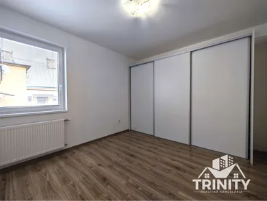 Na prenájom 2-izbový byt, 68 m², Nové Zámky, centrum