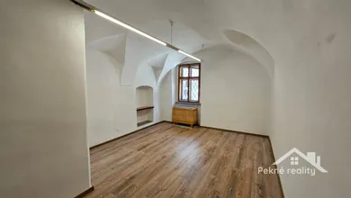 Na prenájom komerčné, 28 m², Zvolen, Námestie SNP