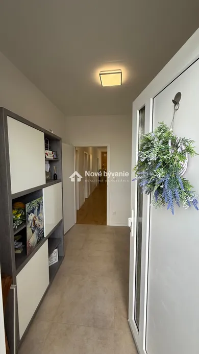 Domy na sprzedaż, 5-pokojowe, Senec · €389 000