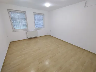 Na prenájom 7-izbový dom, 287 m², Bratislava-Ružinov, Peterská