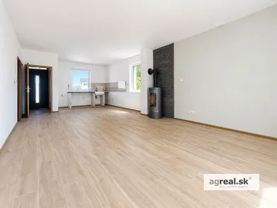 Na predaj 4-izbový dom, 107 m², Banka, Moravanská ulica