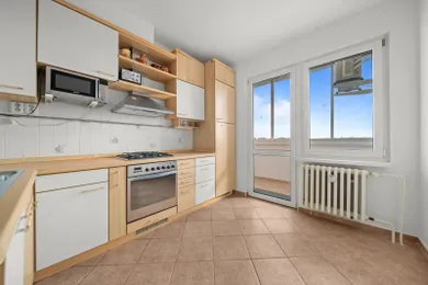 Na predaj 4-izbový byt, 83 m², Bratislava-Petržalka, Starhradská