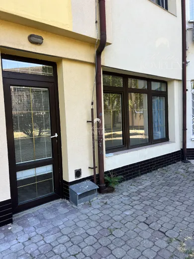 Na prenájom komerčné, 38 m², Komárno, Eotvosa