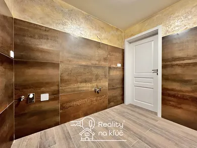 Na predaj 3-izbový byt, 81 m², Lučenec, Ulica V. V. Majakovského
