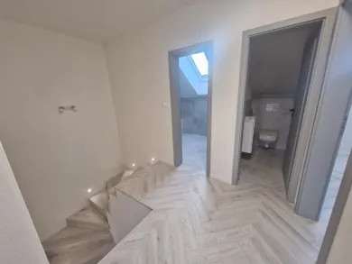 Na prenájom 5-izbový byt, 105 m², Bratislava-Vrakuňa, Brezová