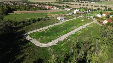 Na predaj pozemok, Trnovec