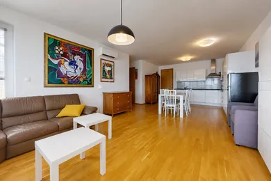 Na prenájom 4-izbový byt, 111 m², Bratislava-Nové Mesto, Tupého