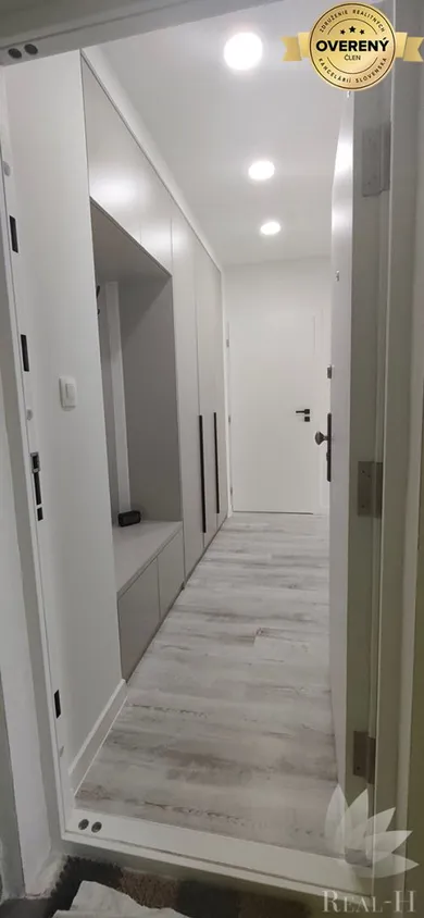 Na predaj 3-izbový byt, 56 m², Bratislava-Ružinov, Sečovská