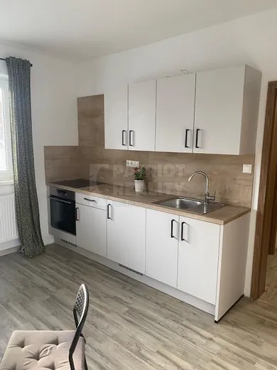 Mieszkania na wynajem, 1-pokojowe, Levice · €460