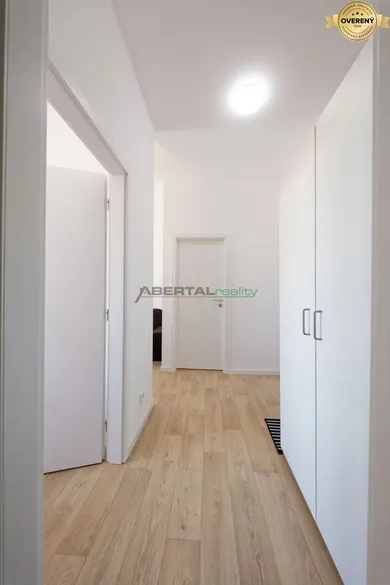 Na prenájom 2-izbový byt, 44 m², Bratislava-Nové Mesto, Stromová