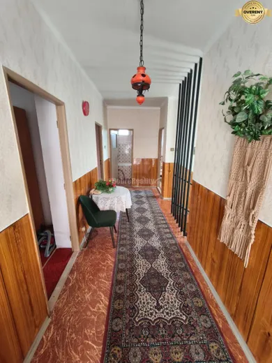 Na predaj 7-izbový dom, 360 m², Neded