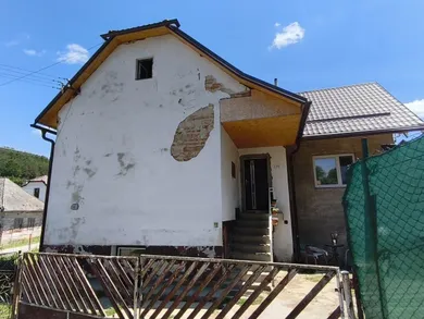 Na predaj dom, Pružina