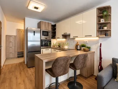 Na predaj 2-izbový byt, 37 m², Bratislava-Petržalka, Muchovo nám.