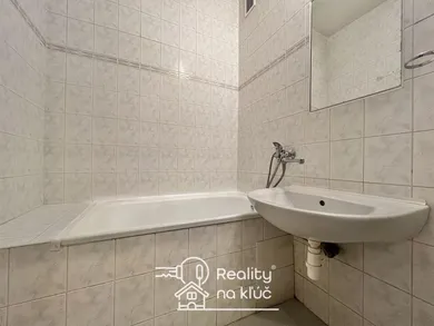 Na prenájom 1-izbový byt, 40 m², Nové Zámky, M. R. Štefánika