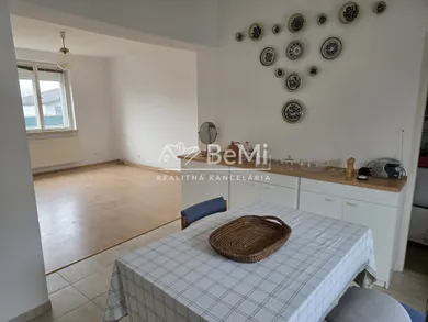 Na predaj 3-izbový dom, 202 m², Piešťany