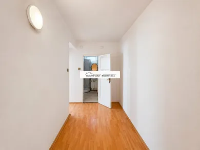 Na predaj 2-izbový byt, 61 m², Bratislava-Nové Mesto, Pri Bielom kríži