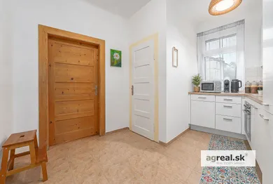 Na predaj 2-izbový byt, 68 m², Bratislava-Nové Mesto, Jiskrova