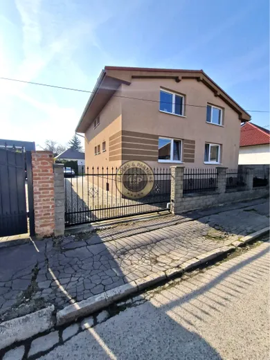 Domy na sprzedaż, 7-pokojowe, Trnava · €480 000