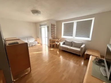 Na prenájom 1-izbový byt, 36 m², Bratislava-Dúbravka, Agátová