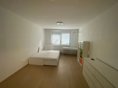 Na prenájom 3-izbový byt, 82 m², Bratislava-Ružinov, Jégého