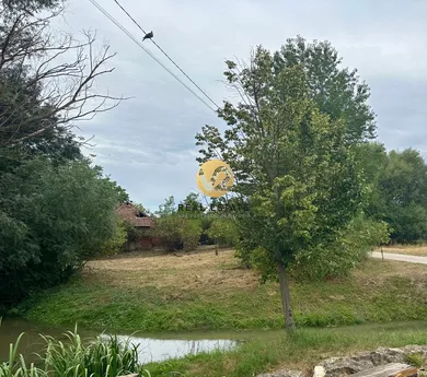 Na predaj pozemok, Báb