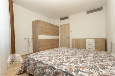 Na prenájom 3-izbový byt, 87 m², Bratislava-Staré Mesto, Továrenská