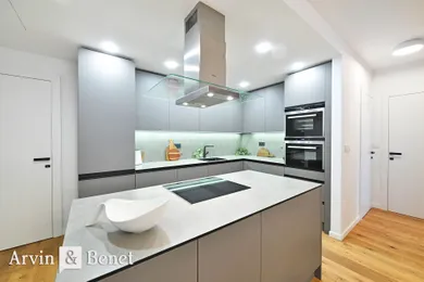 Na prenájom 3-izbový byt, 90 m², Bratislava-Staré Mesto, Mýtna