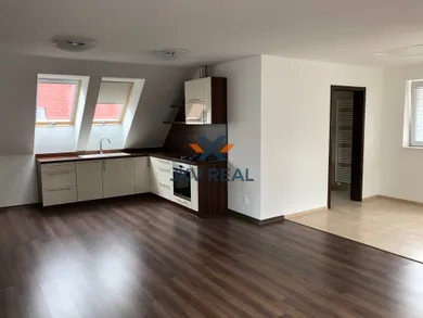 Mieszkania na wynajem, 3-pokojowe, Považská Bystrica · €650
