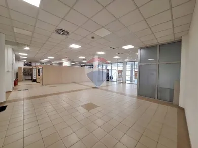 Lokale komercyjne na wynajem, Banská Bystrica · €800