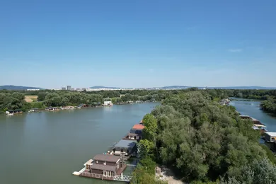 Na predaj 1-izbový dom, 96 m², Bratislava-Petržalka, Béžová