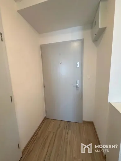 Na prenájom 2-izbový byt, 40 m², Bratislava-Nové Mesto, Odborárska